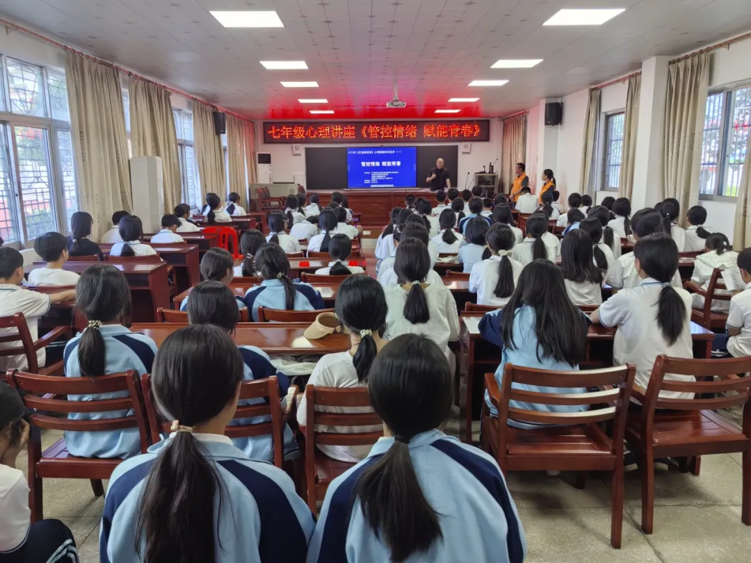 灯塔中学王汉习校长在活动结束时作了讲话。